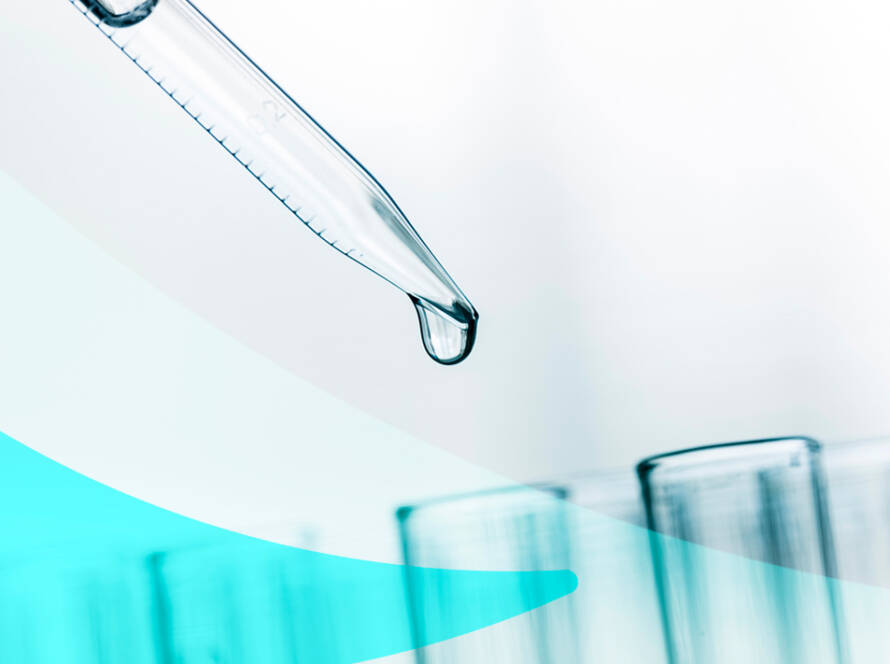Pipetta con una goccia di liquido sospesa sopra una fila di provette in vetro, simbolo della ricerca biotecnologica.